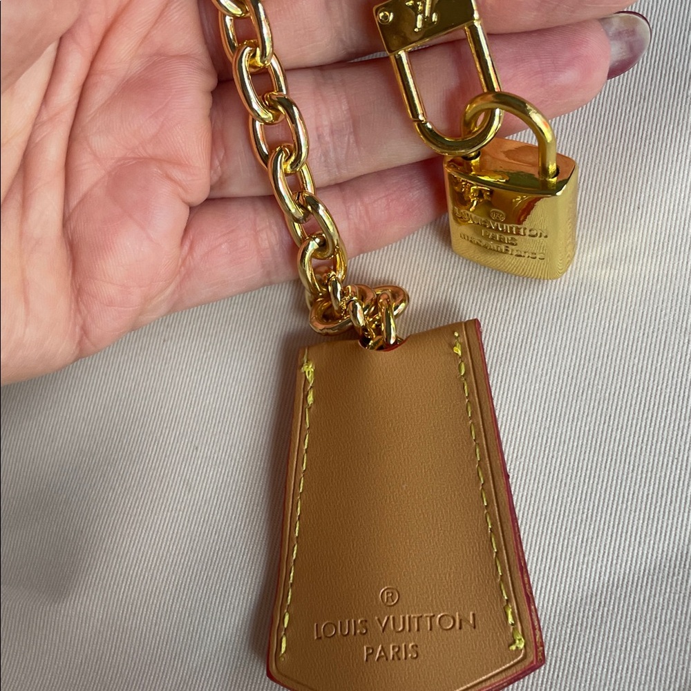 LV STYLE Brown Leather Key Charm with Gold Hardware - Picture 4 of 4
